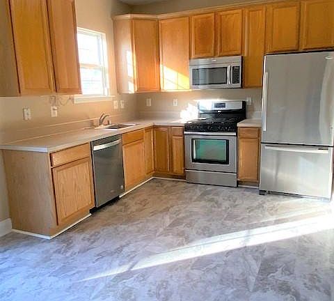Updated Kitchen w/Stainless Steel Appliances