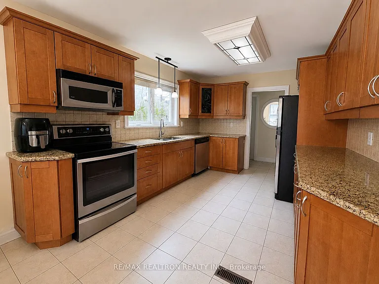 7 Fontainbleau Dr #B — Photo 8