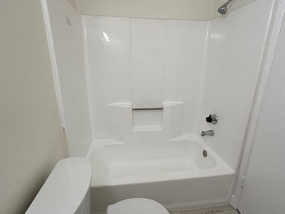 4th image of 2935 Montrose Ave APT 302