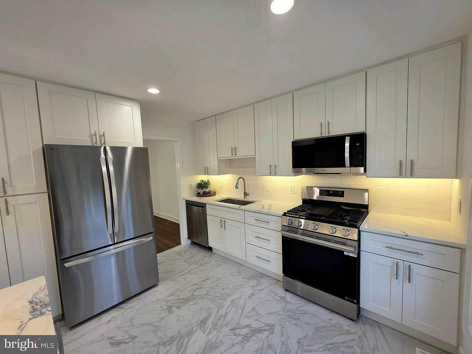 3 bed, 3.5 bath, 1584 sqft, $3,400 — Photo 2