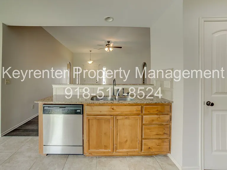 1911 W Canton Pl — Photo 14