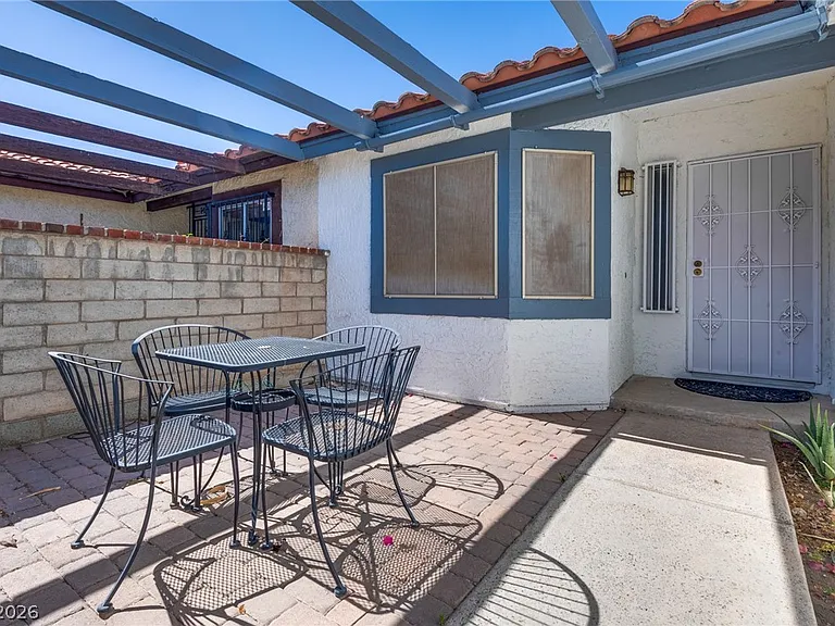 2504 Sidonia Ave — Photo 2