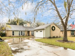 59 Bayberry Ct, Lake Jackson, TX 77566