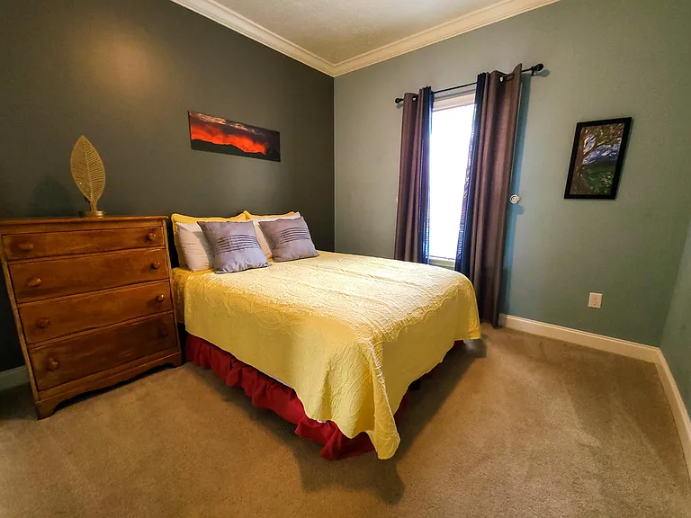 Bedroom 1 - queen bed