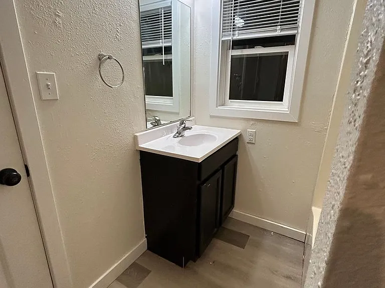 2504 E Oakbrook Dr — Photo 18