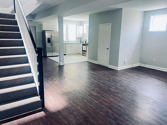 Spacious open layout - living room/kitchen/ dinning room/ full bath/ bedroom