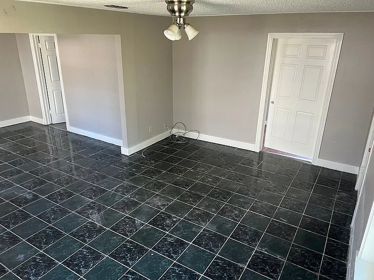 1704 S Hutchings Blvd — Photo 5