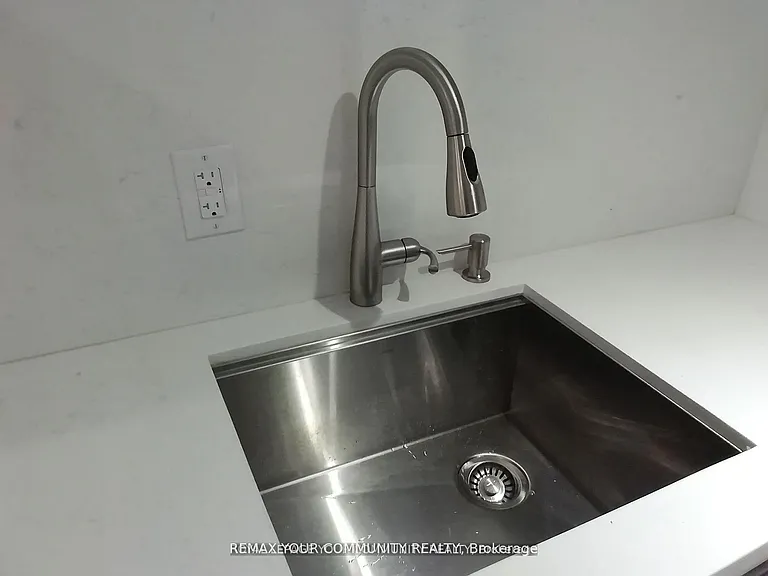 761 Markham St #BASEMENT — Photo 10