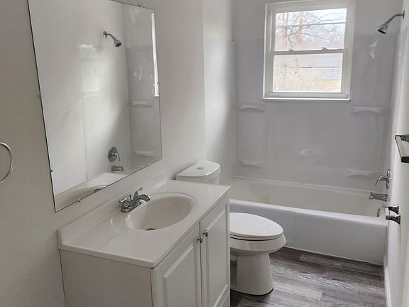 3rd image of 4823 Erie St