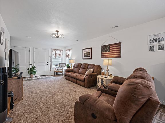 3rd image of 325 Woodridge Dr