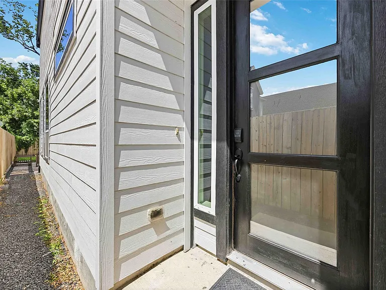 723 W 16th St — Photo 2