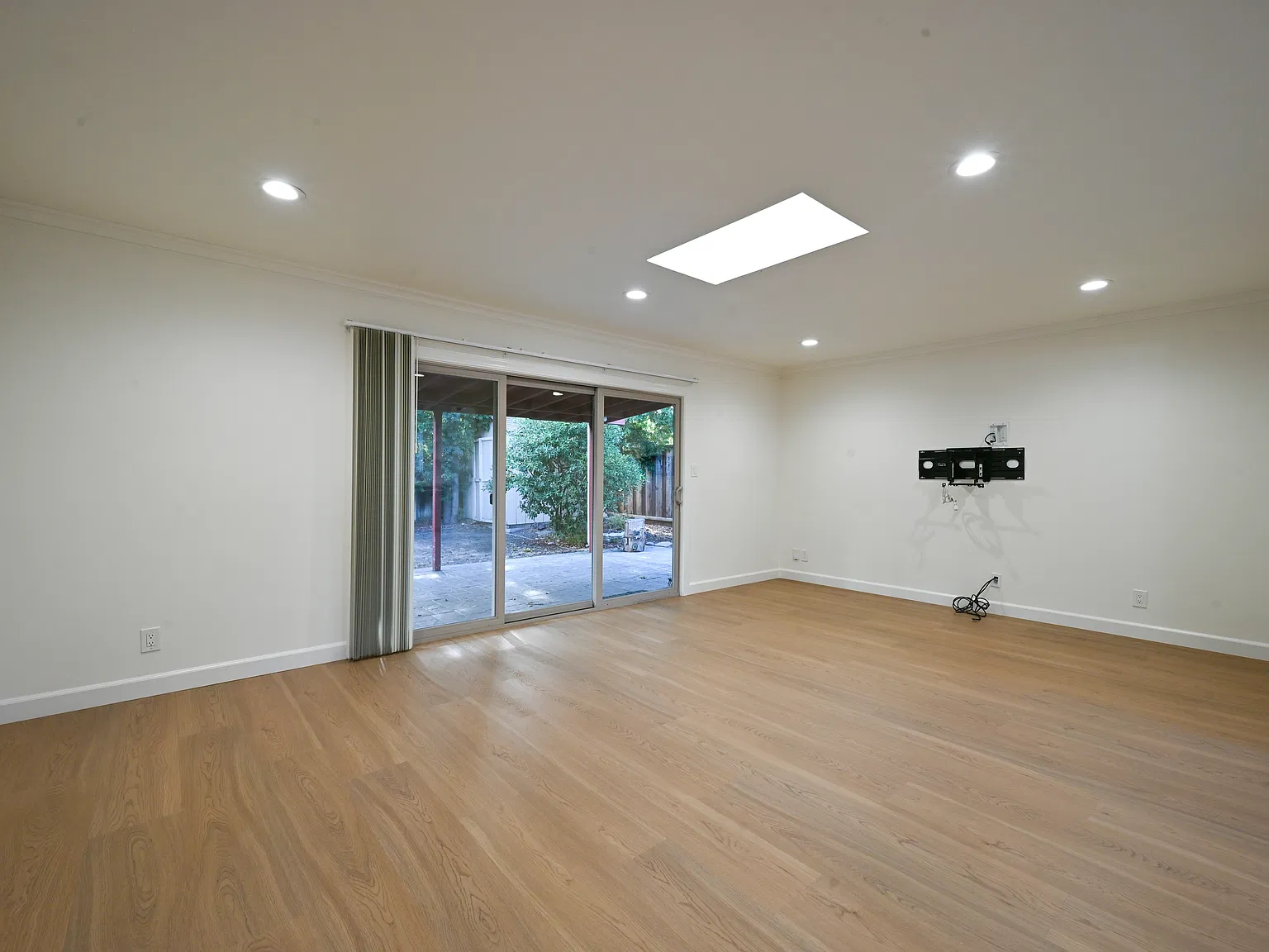 4 bed, 1652 sqft, $5,800 — Photo 3
