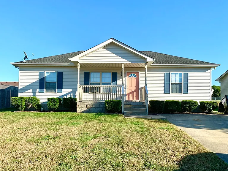 556 Oakmont Dr — Photo 1
