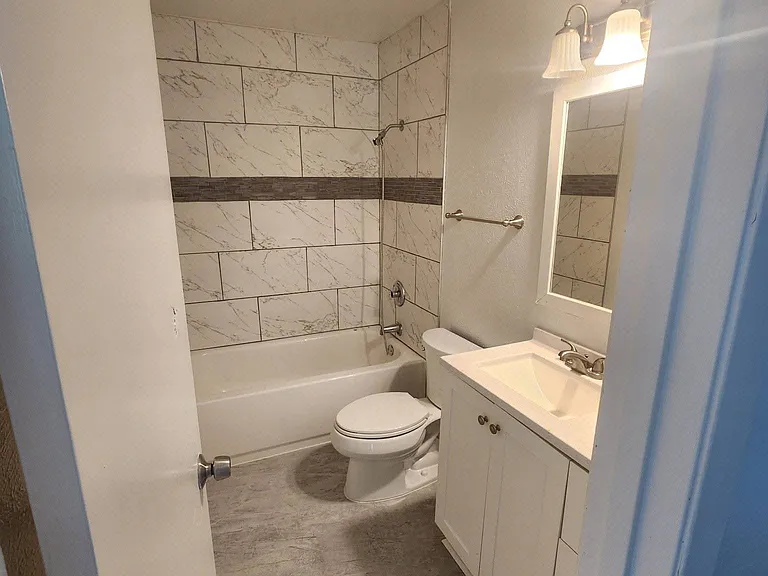 617 SW 16th St — Photo 4