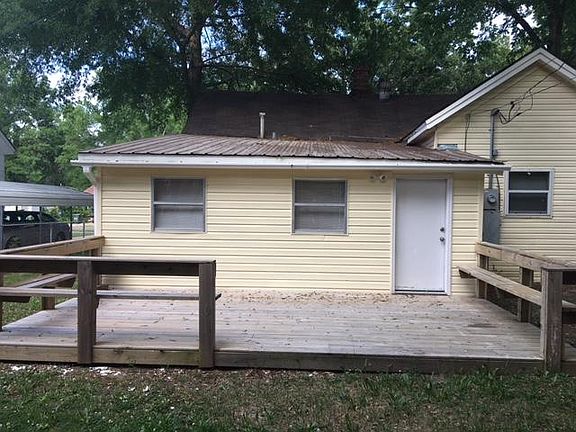 Deck with built-in seating 10x20 Lots of shade and room to g