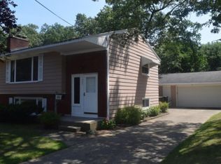 1462 Southlawn Dr SW, Wyoming, MI 49509