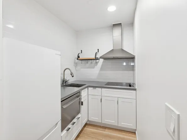 56 Pine Street 4C image 2 of 8