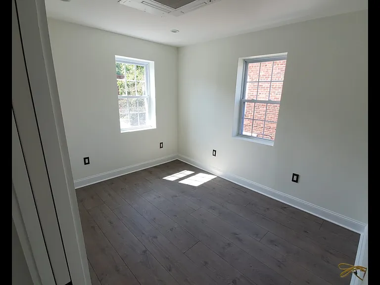 S Dakota Ave NE — Photo 8
