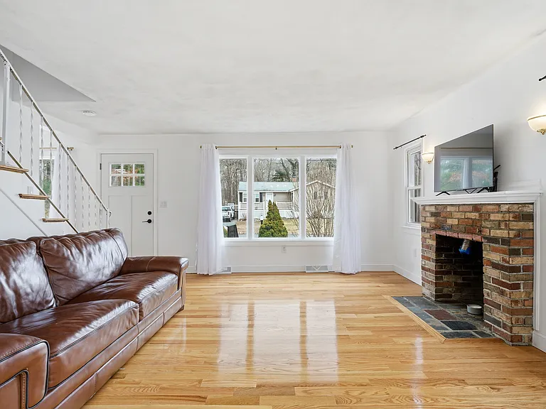 724 Linwood St — Photo 3
