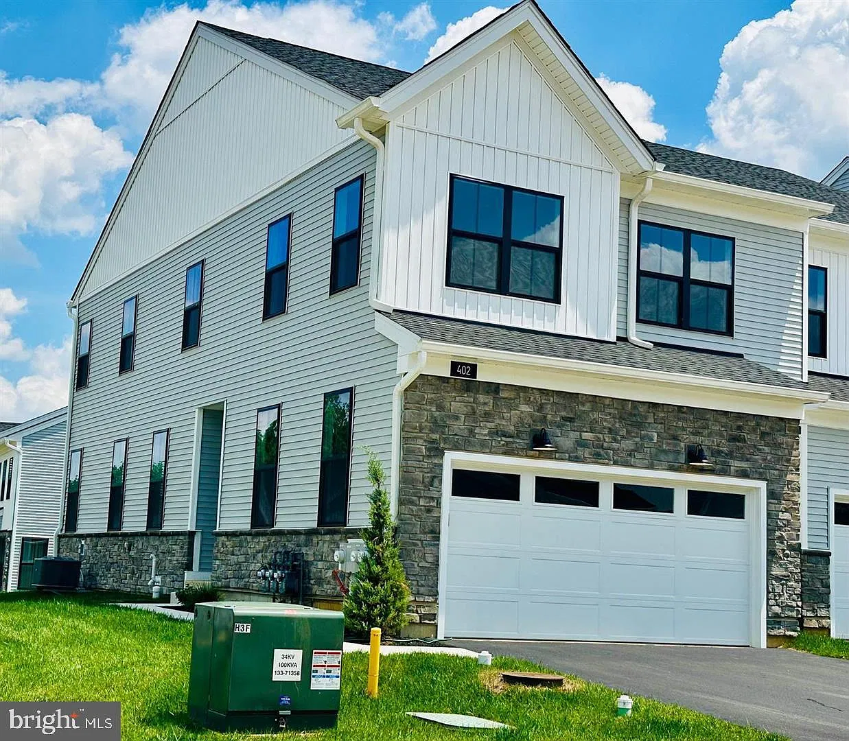 3 bed, 2.5 bath, 2355 sqft, $4,300 — Photo 1