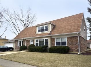 1007 E Cardinal Ln, Mount Prospect, IL 60056