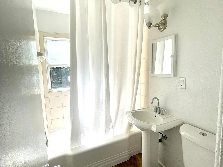 4746 Yarmouth Ave S — Photo 11