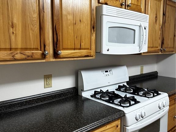 2nd image of 211 Yuma Rd