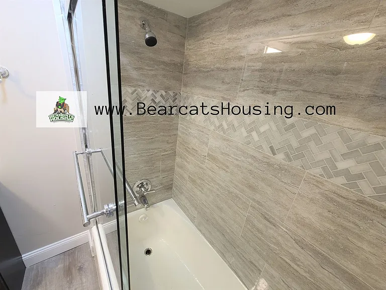 138 Beethoven St — Photo 10