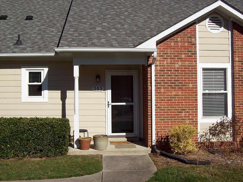 Front of unit. New storm door was installed in 2012. 