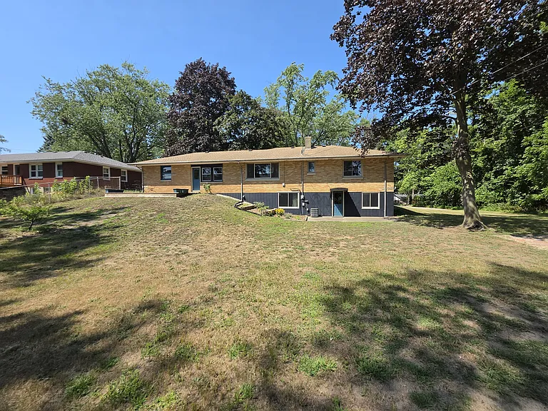 1106 Ardmore St — Photo 3