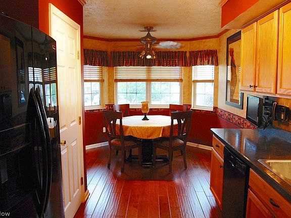 3rd image of 8693 Foxwood Cir