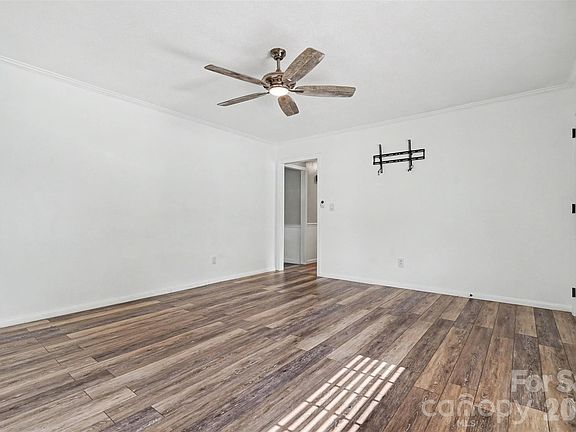 5th image of 617 Lake Dr