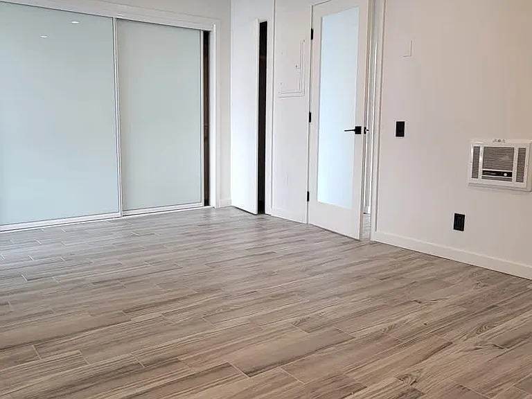 300 Bay St — Photo 14
