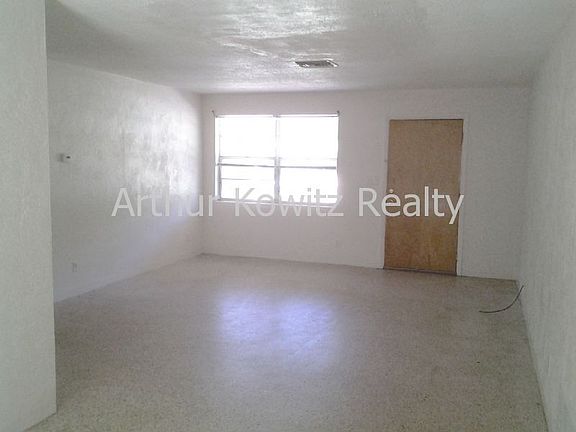 3rd image of 321 Acacia Dr
