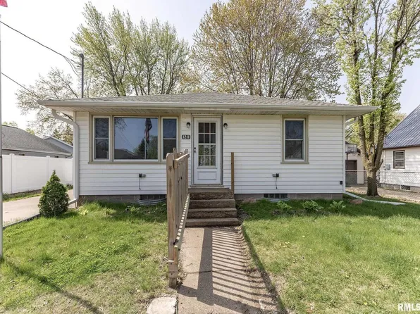 1211 4th St, Camanche, IA 52730