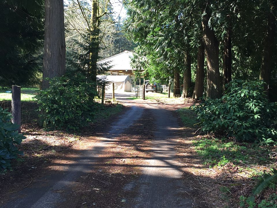 Drive leading to arena