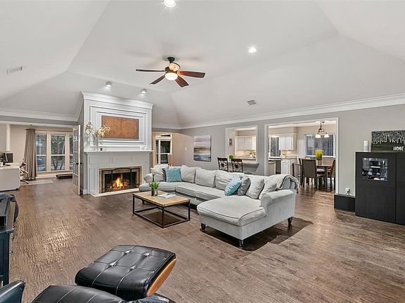 2nd image of 4000 Crestwood Dr