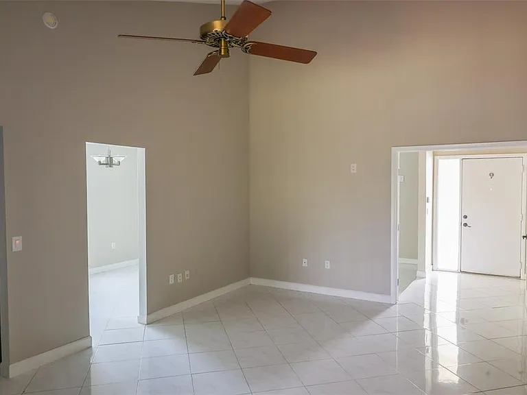 3121 Bordeaux Ln — Photo 5