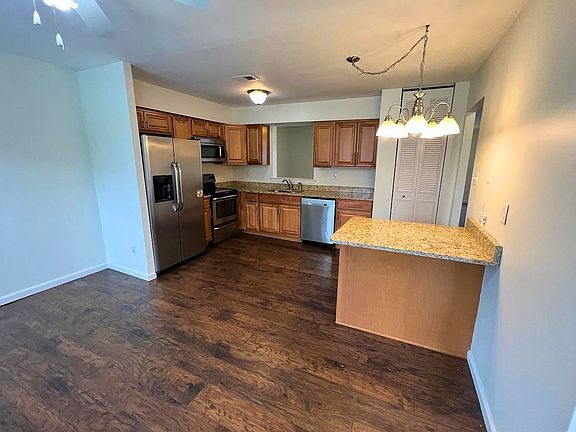 5th image of 102 Caernarvon Ct