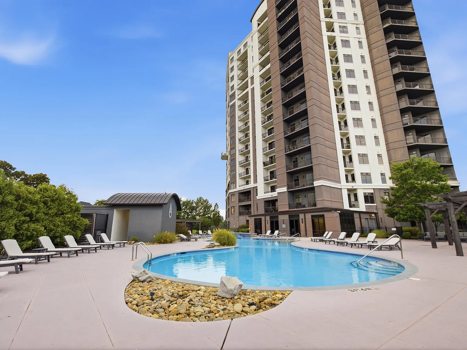 717 Riverside Dr — Photo 2