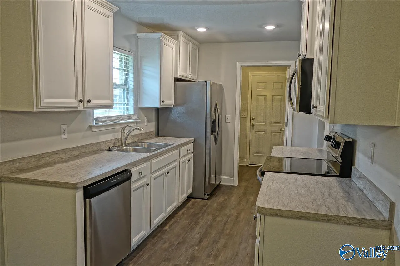 3 bed, 2.0 bath, 1425 sqft, $1,650 — Photo 4