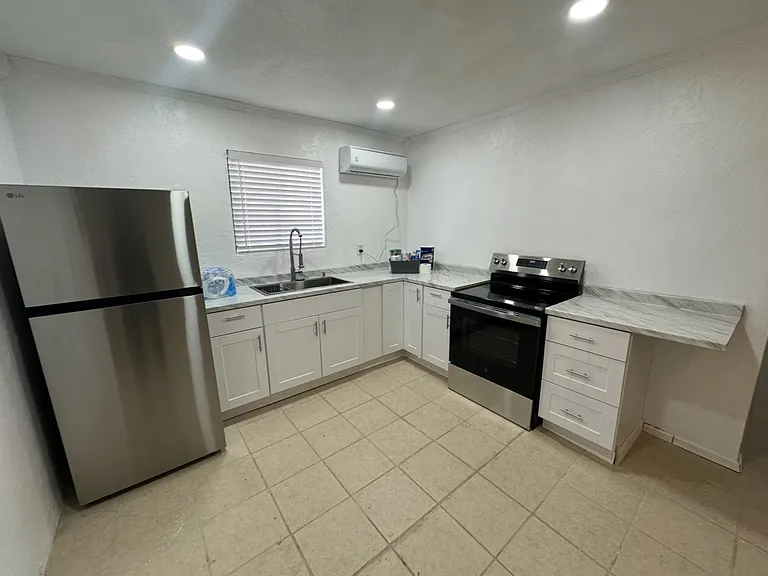 2506 Stanford Ave #B — Photo 3