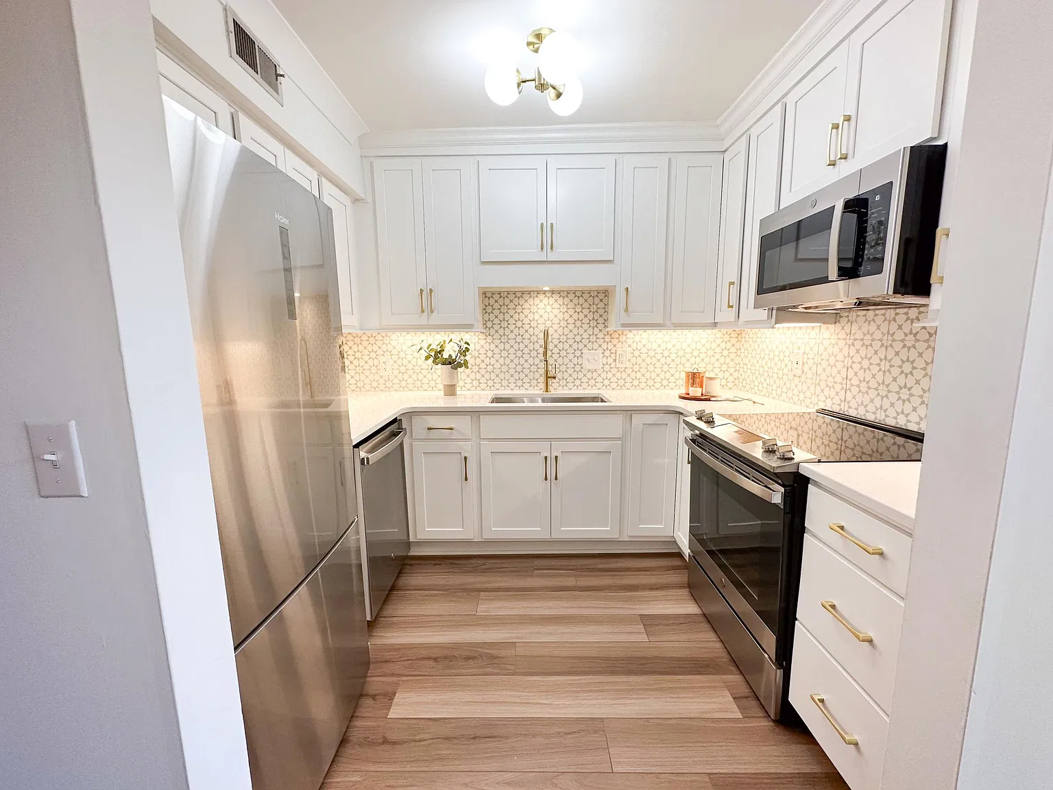 2 bed, 916 sqft, $1,995 — Photo 1