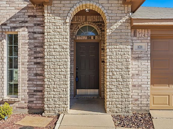 4th image of 121 Kings Way Dr