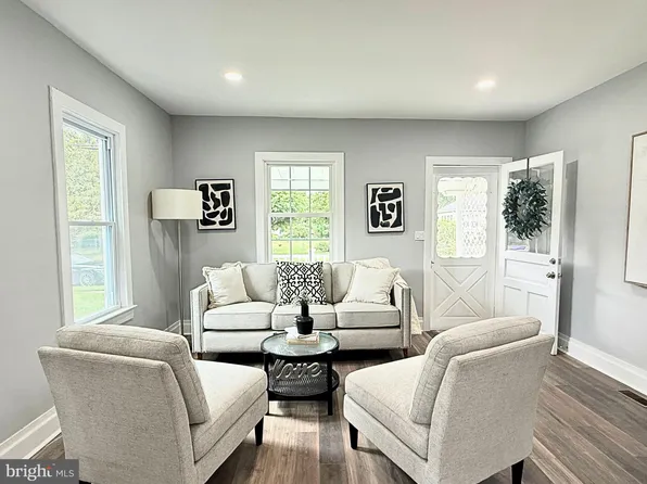 108 Maple Shade Ave E, Trenton, NJ 08690