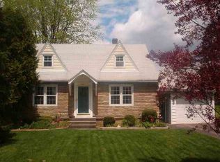 1905 Holiday Dr, Niskayuna, NY 12309