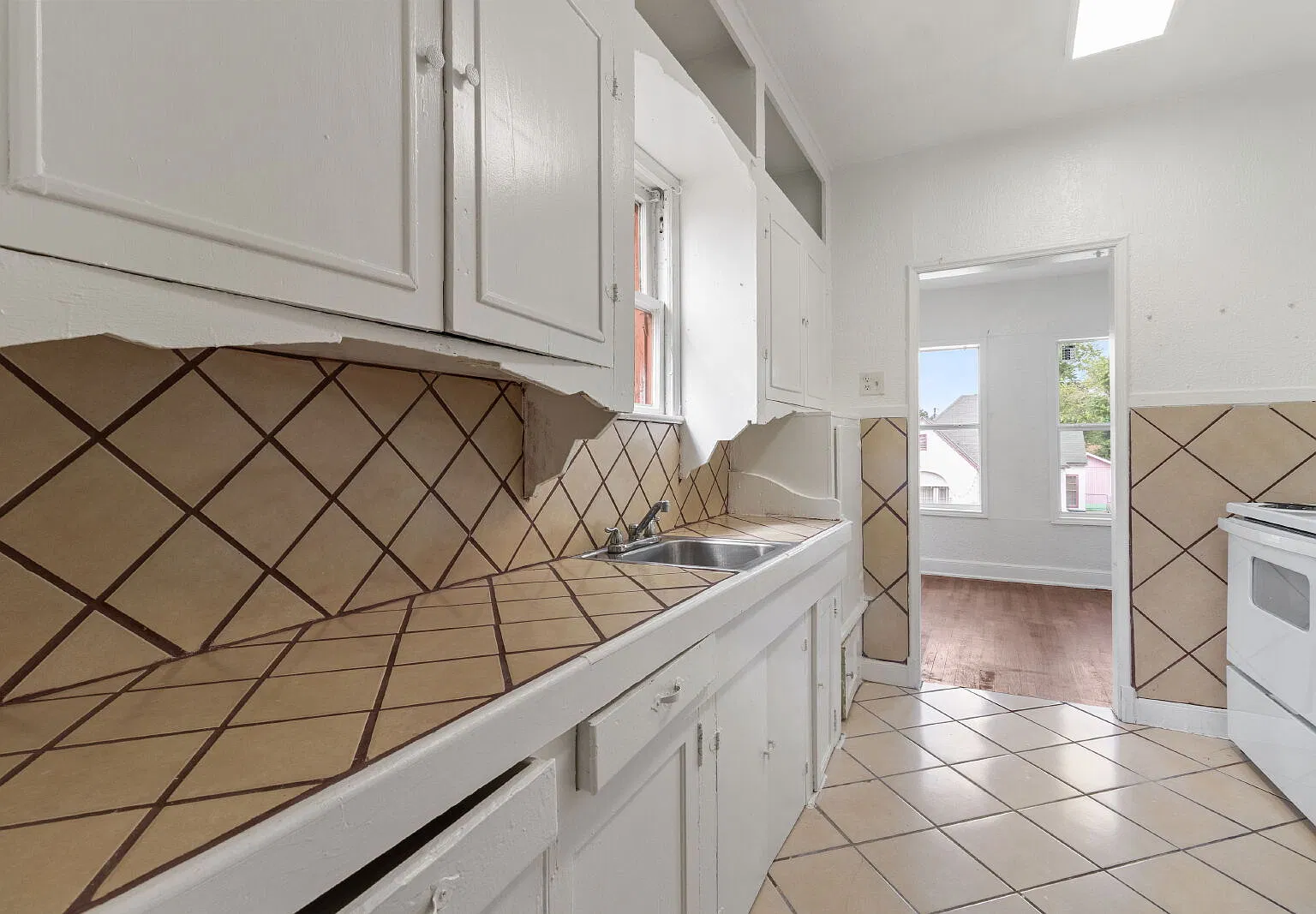 2 bed, 1.0 bath, 800 sqft, $899 — Photo 1