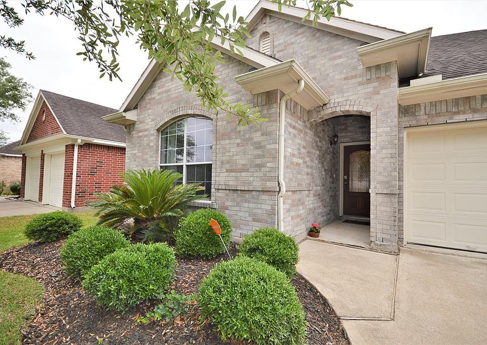 This split plan one story home has all the rooms you will need. Three bedrooms, formal dining, open living space to kitchen and breakfast areas, private bathrooms, nice closet space and private backyard.