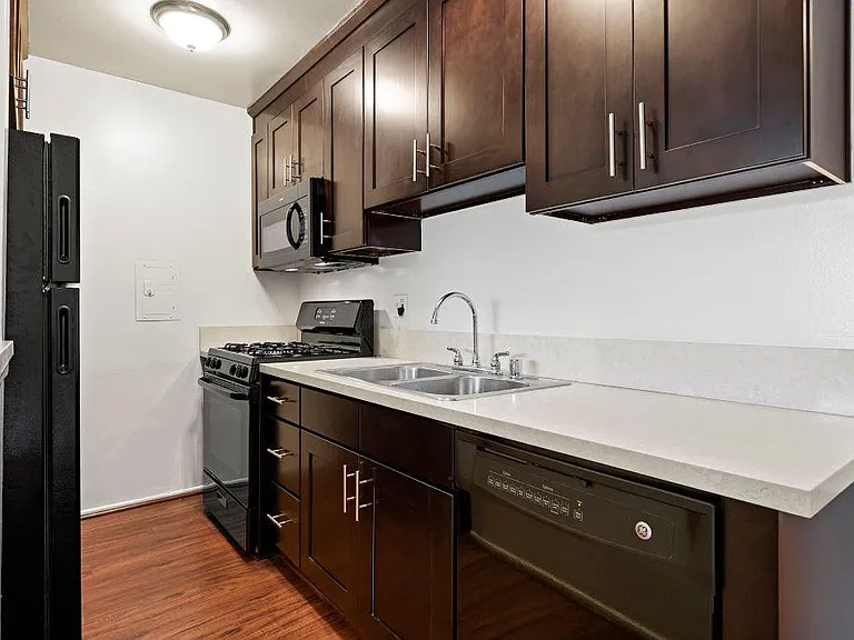 Riverside Villa Apartments — Photo 39