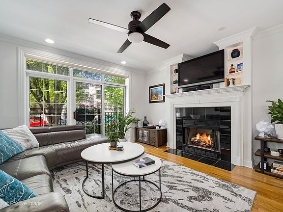 3rd image of 1941 W Erie St #1E